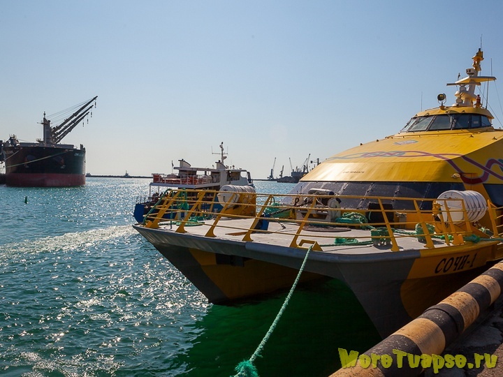 Туапсе, корабли в порту